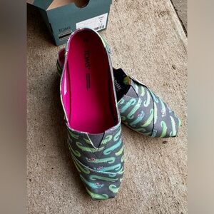 NWT TOMS Ultimate Grey Snorkeling Crocodiles Print - WMN size 9